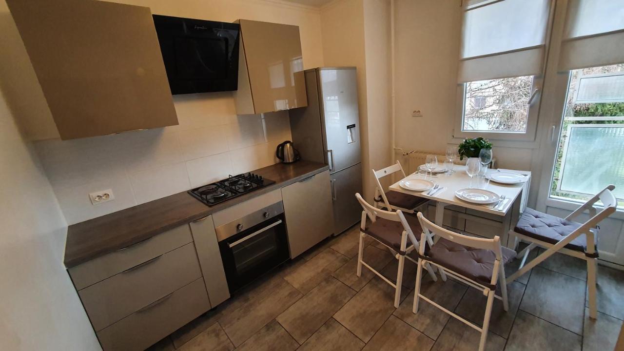 Appartement Avec Parking Gratuit Proche De Village De Marque Bourgoin-Jallieu Esterno foto